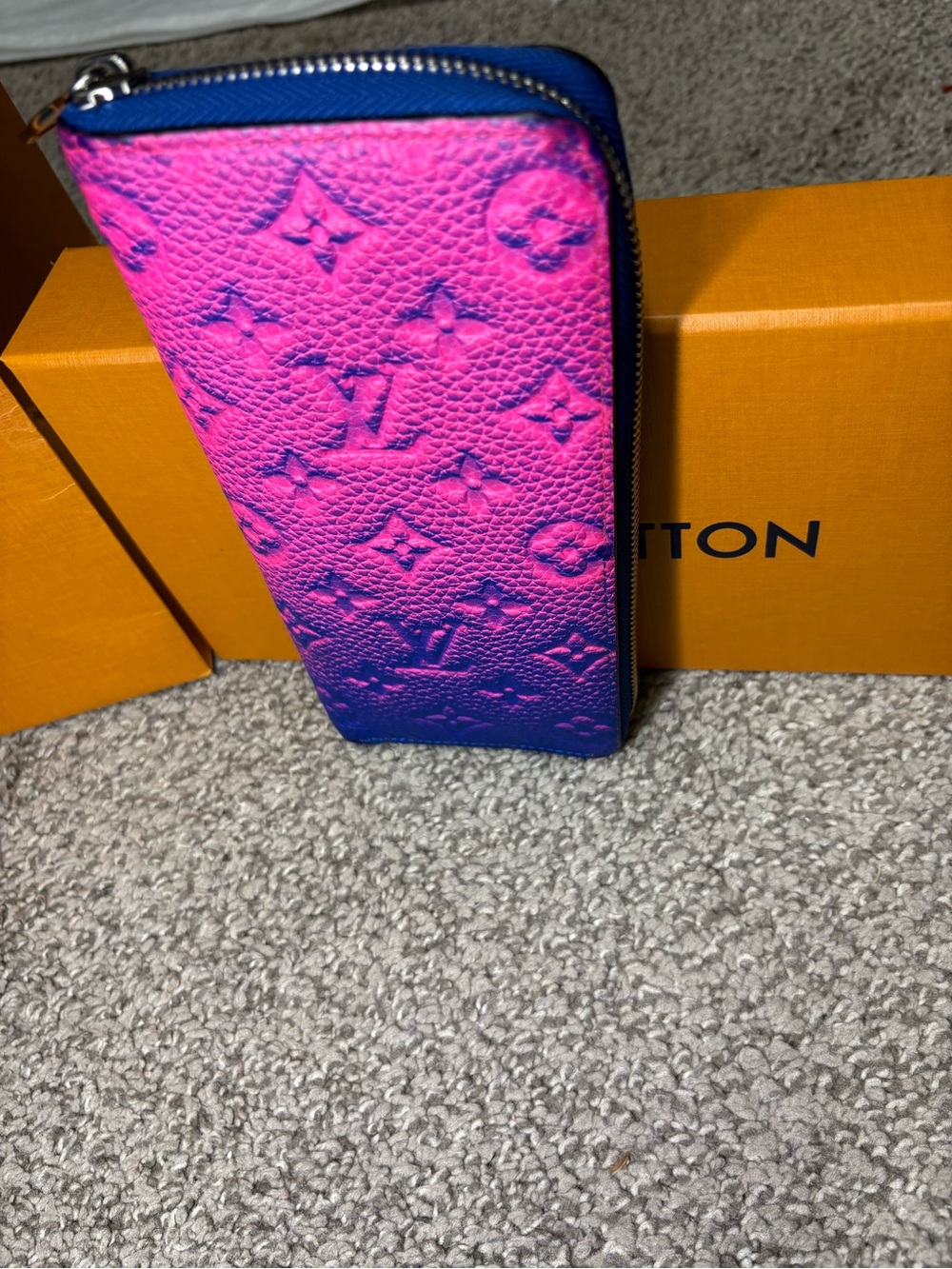 Louis Vuitton Taurillon Illusion Zippy Vertical
Wallet Bleu Rose - Picture 4 of 10